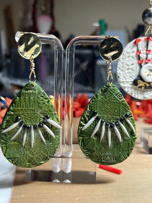 Ula nifo ( earrings)