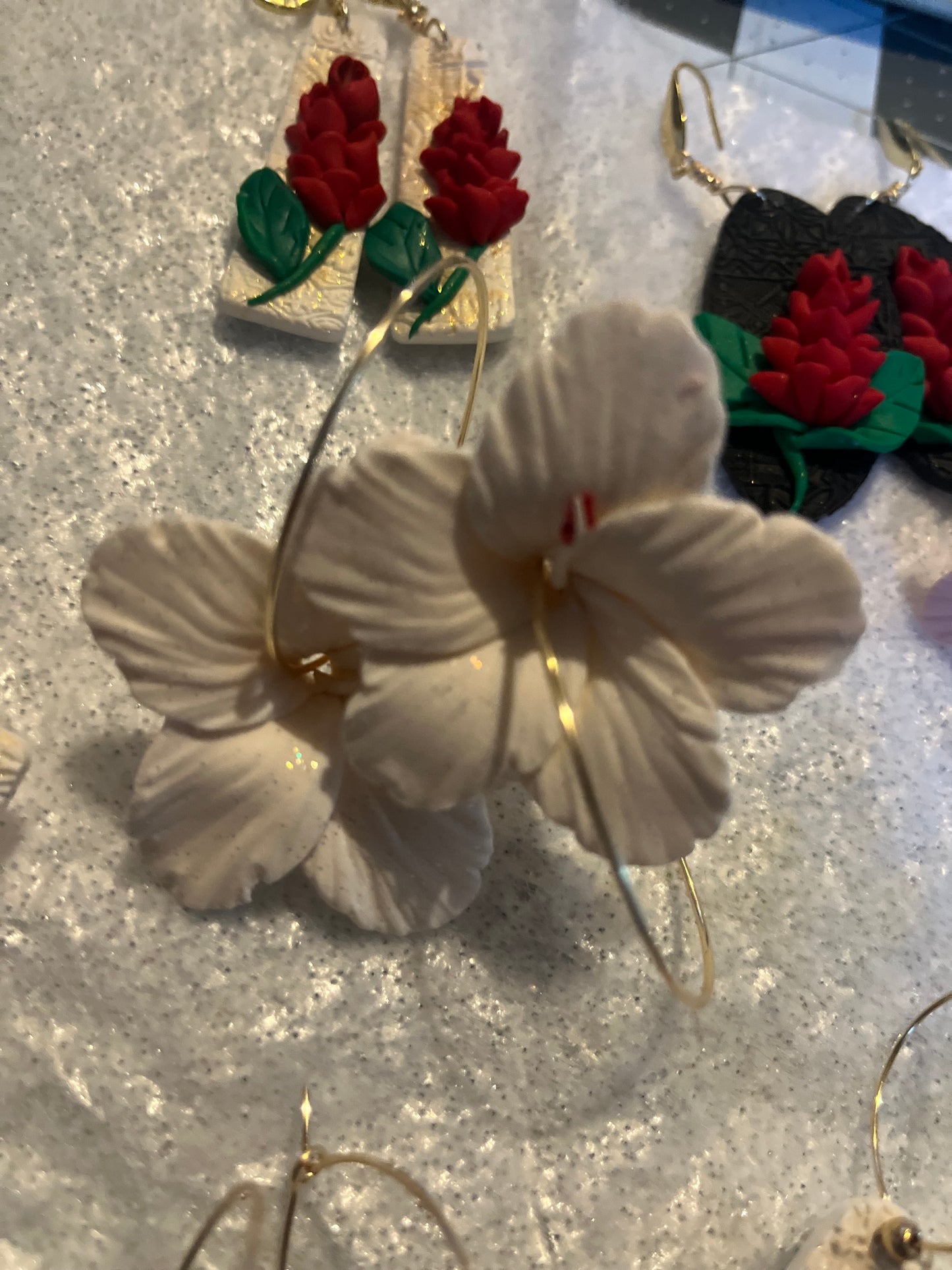 Aute pa’epa’e (white hibiscus)