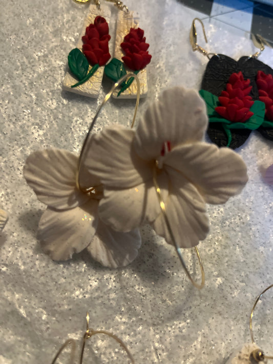 Aute pa’epa’e (white hibiscus)