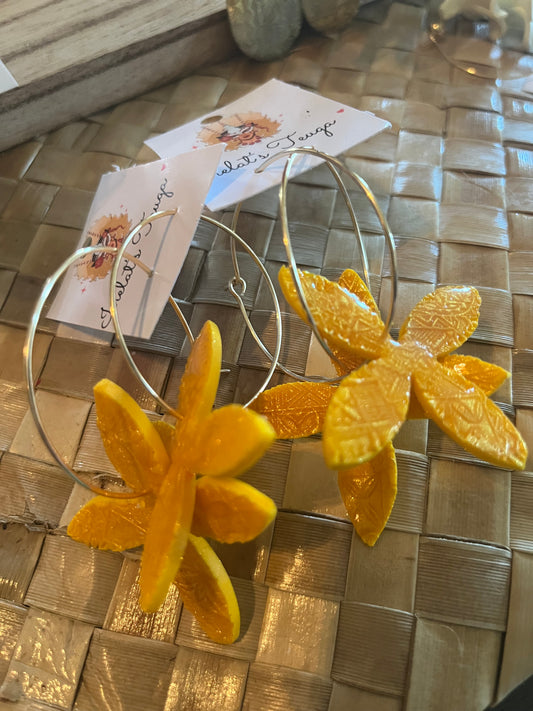 Pua samasama (yellow plumeria)